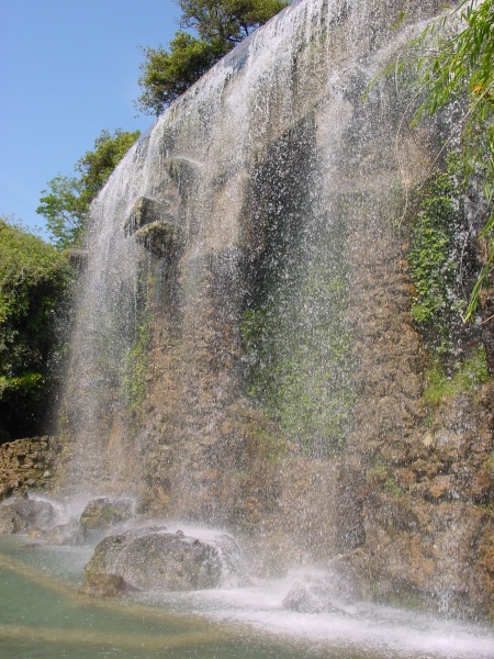Nizza Kuenstlicher Wasserfall auf Chateau.JPG -                                